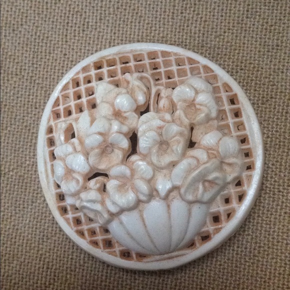 Vintage Plastic Flower Pin 🌸 - Picture 1 of 2